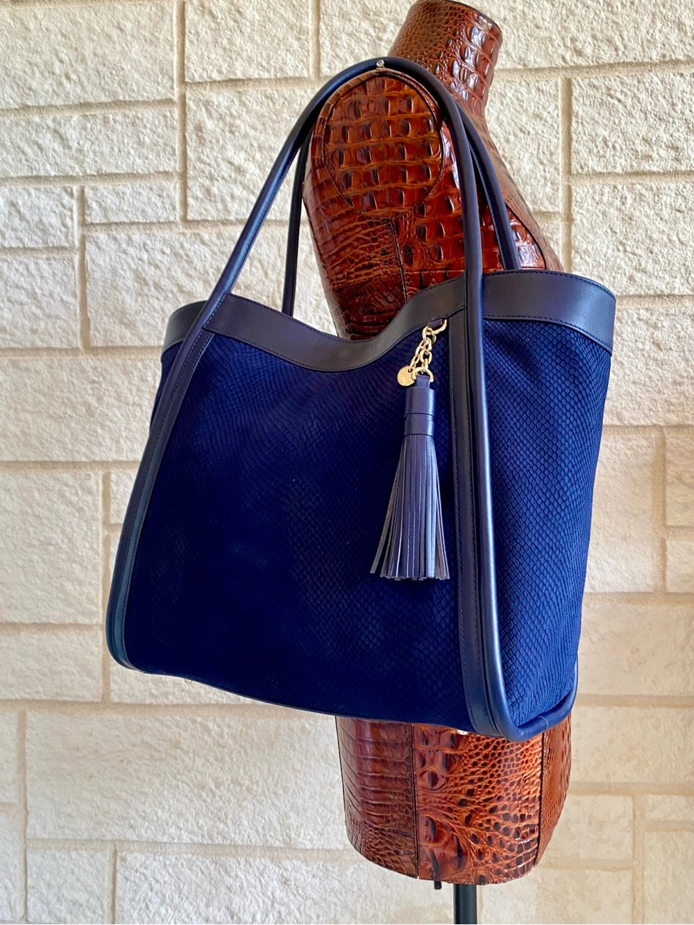 ⛴️$425 MSRP BAILEE NAVY BELCANTO Brahmin Tote